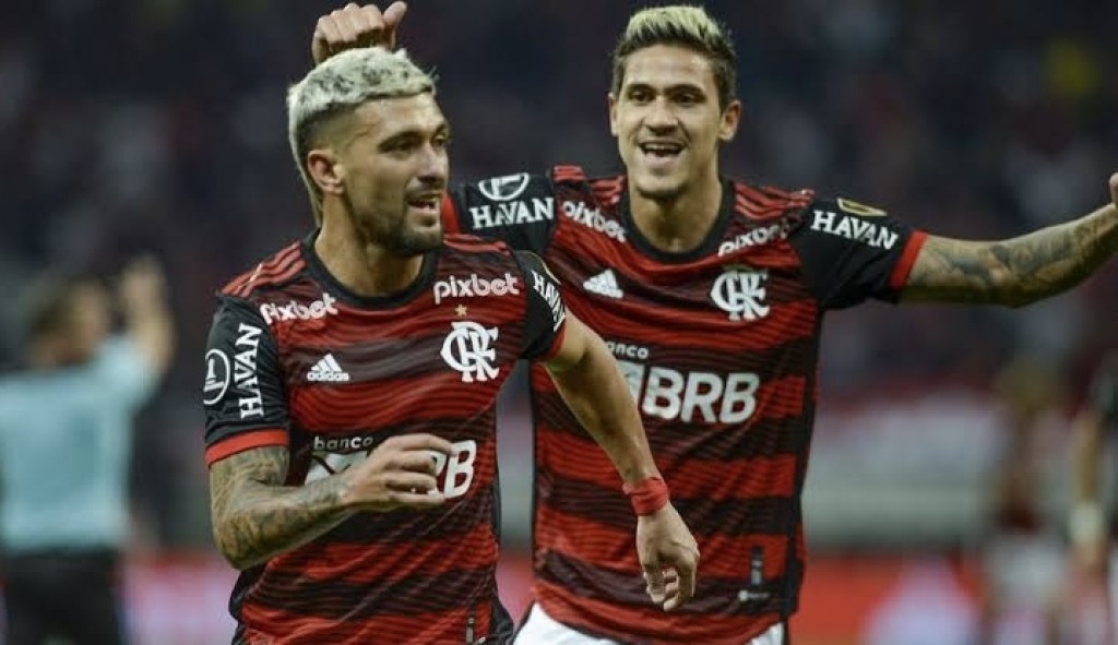 Flamengo vence o Bragantino e agita a final do Brasileirão