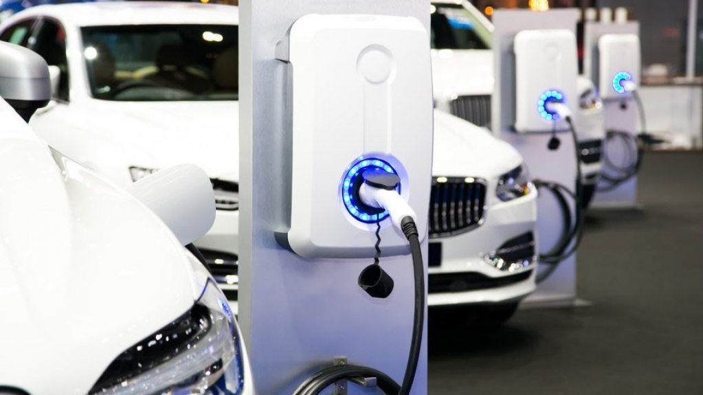 Carros elétricos têm recorde de vendas em 2021 e tendência deve continuar