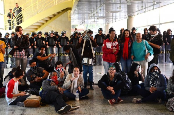 PM entra em escola ocupada em São Paulo