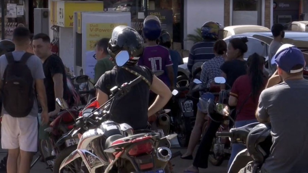 Após filas, Argentina limita compra de gasolina por brasileiros a 15 litros