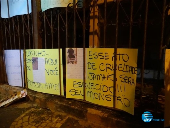 Grupo protesta na casa de acusados de aleijar cachorra