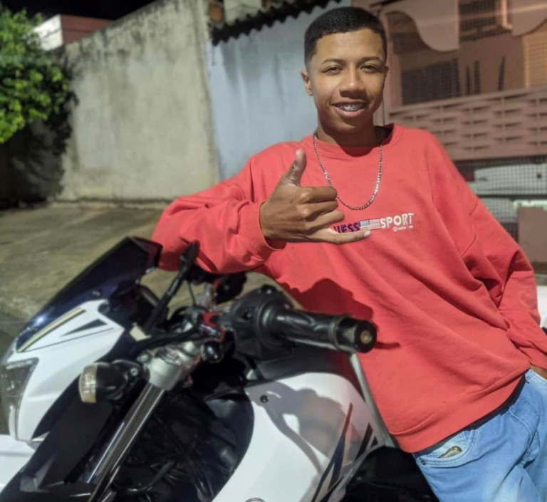 Morte de jovem em acidente de moto no Contorno provoca homenagens