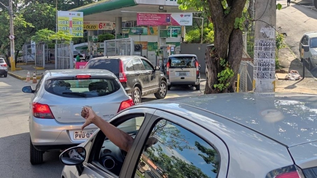 Greve dos tanqueiros provoca falta de combustíveis em BH; postos registram filas