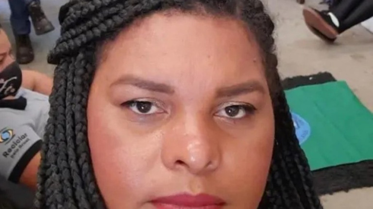 Catadora que passou faixa para Lula sofre ataques por fotos na Europa