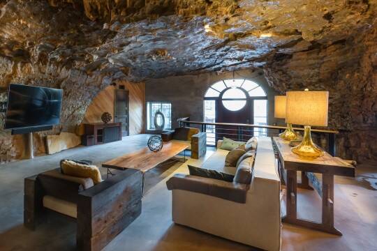 A sala conta com uma cascata natural. Foto: Jam Press/Beckham Creek Cave Lodge