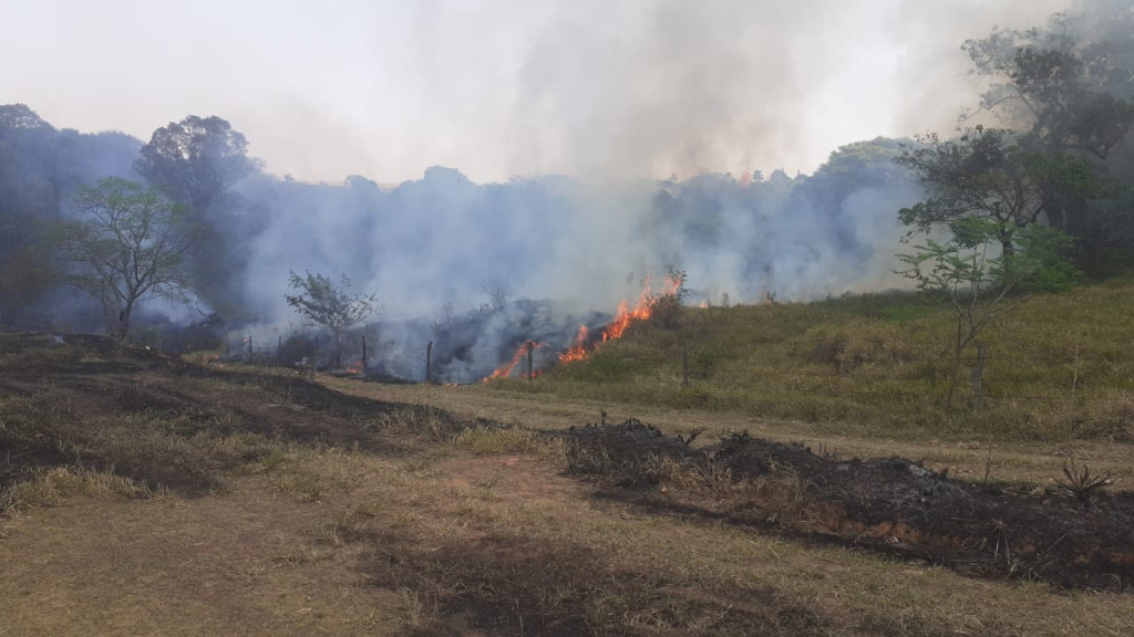 Queimada atinge 200 mil m² em Marília; fumaça atinge bairro e Saúde fecha unidade