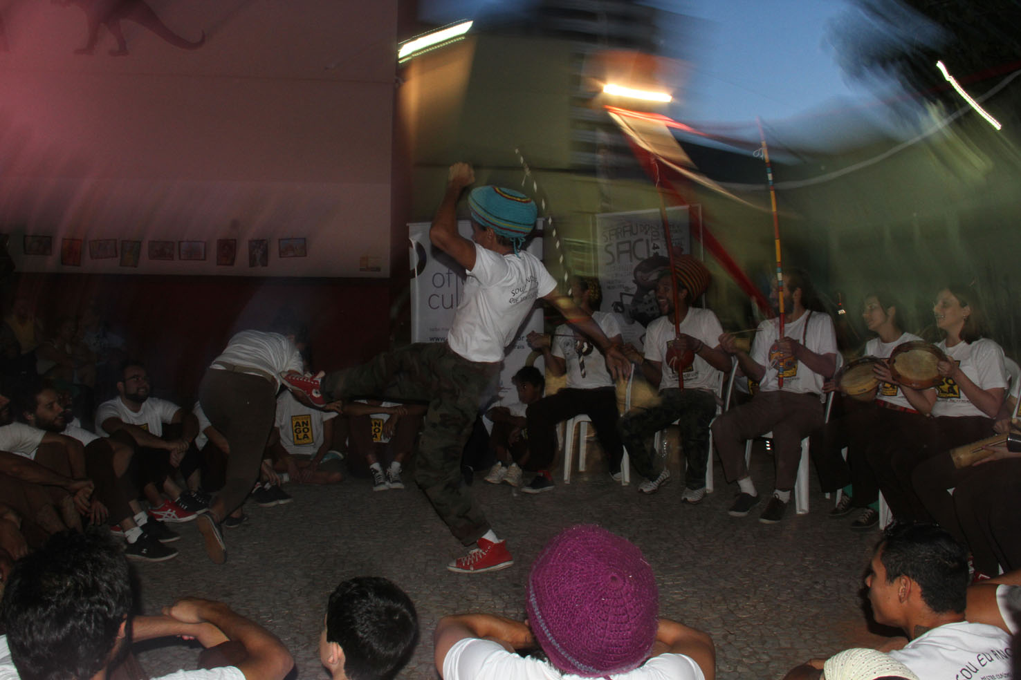 Sarau do Saci põe a praça para jogar capoeira e sambar