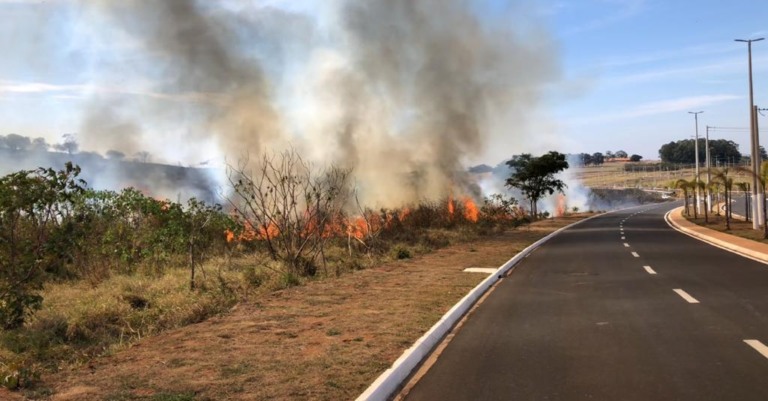 Campanha contra queimadas une bombeiros e  secretarias em Marília