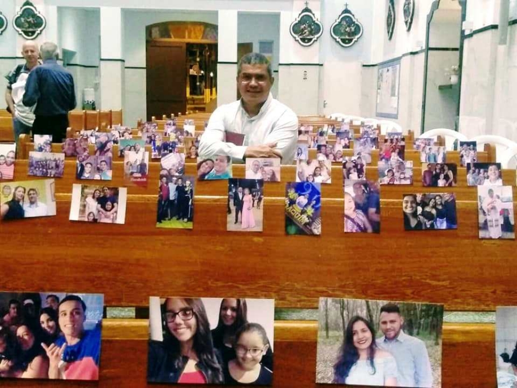 Igreja de Quintana faz missa com fotos de fiéis em bancos e transmissão