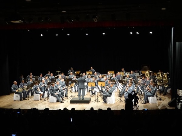 Cidade reinaugura teatro após sete anos; conheça e veja quem foi