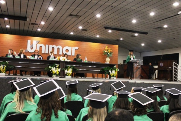 Cidade tem onda de colações de grau e emoção de estudantes