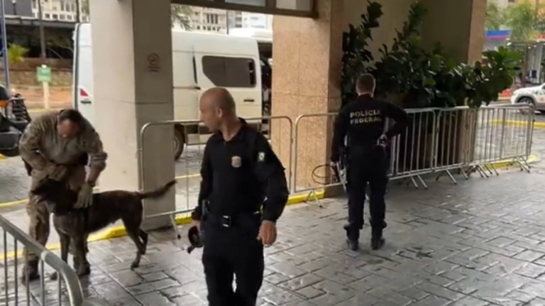 Vídeo: Equipe antibombas faz varredura em hotel que Lula fica