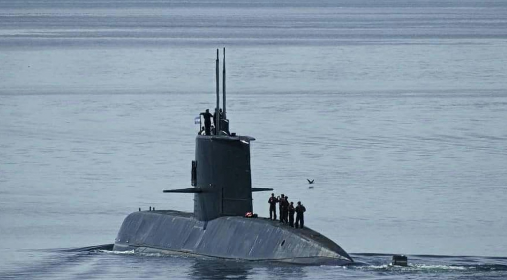 EUA busca submarino argentino; "disseram que estão mortos" diz pai de tripulante