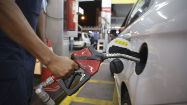 Gasolina cai 10% em SP em setembro, mas preço em bairros varia até 62%