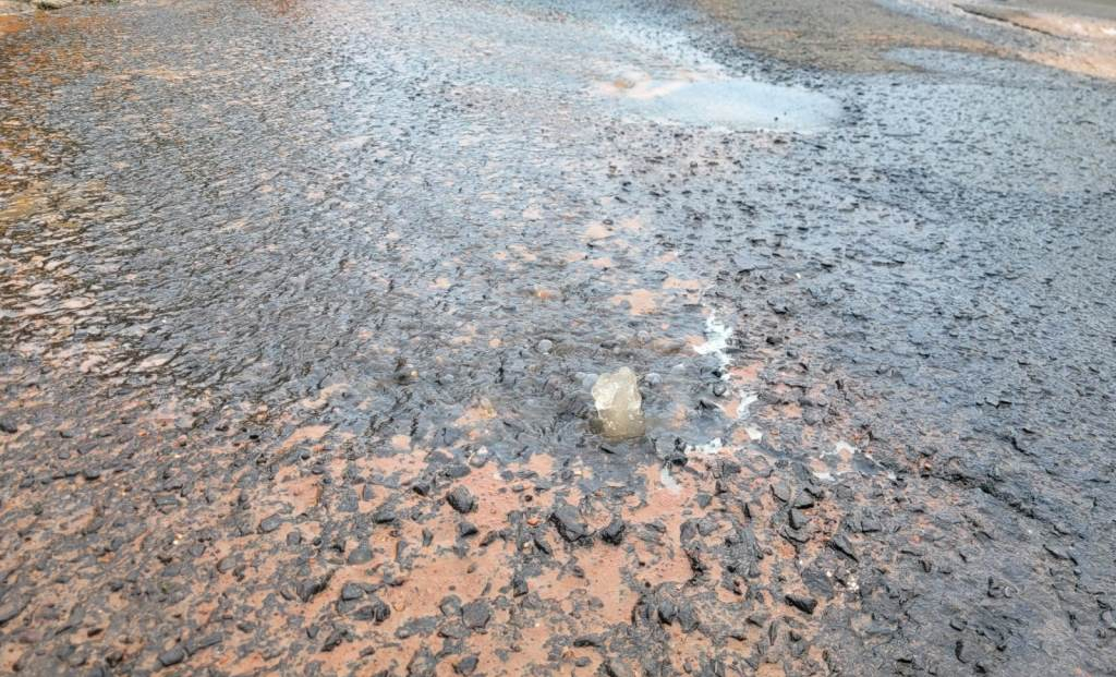 Vazamentos e medo de o asfalto ceder preocupam moradores em rua de Marília