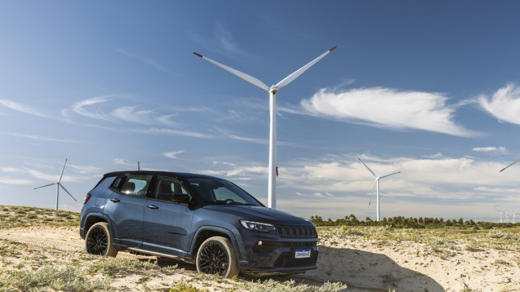 Jeep lança Compass híbrido plug-in, capaz de fazer até 25,4 km/l