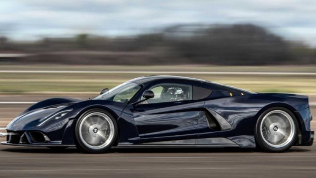 Supercarro de 1.817 cavalos de potência atinge 483 km/h; veja vídeo