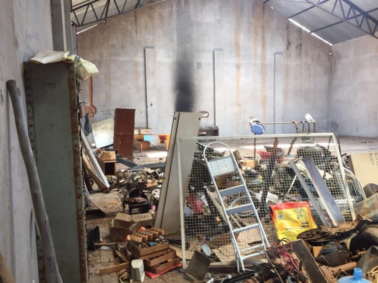 Fogo - Defesa Civil interdita restos de barracão com sucata em Vera Cruz