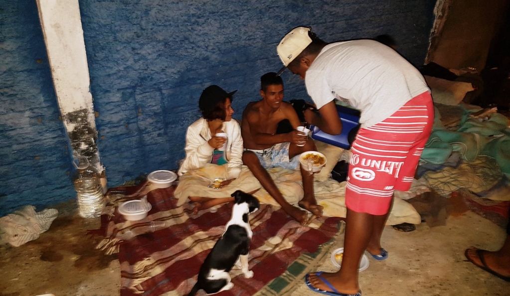 Voluntárias distribuem comida a sem-teto e trabalho vira ONG em Marília