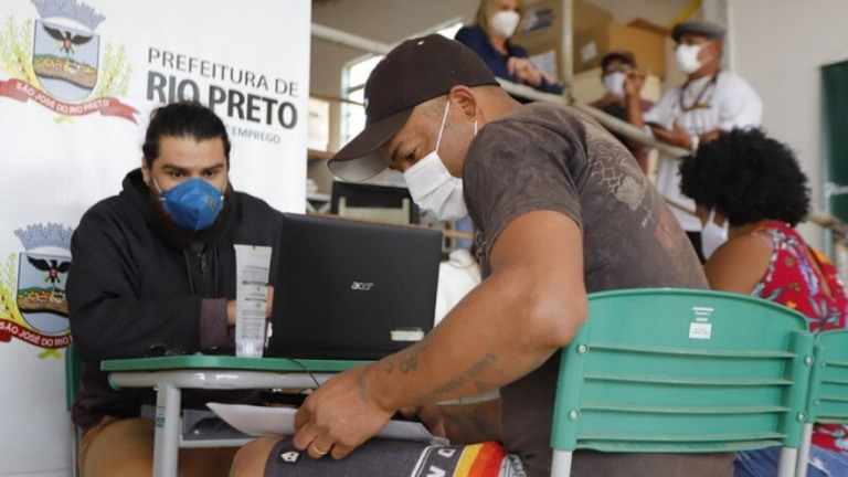 Número de pequenos negócios abertos em 2021 salta 30%