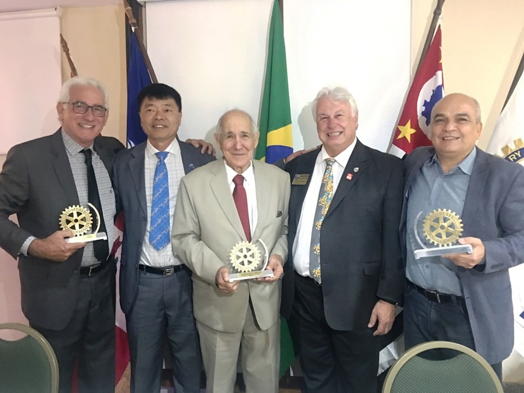 Rotary 4 de Abril entrega menção a personalidades de Marília