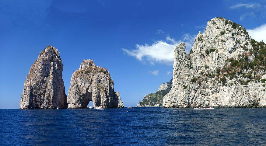 As famosas rochas que formam o Faraglioni de Capri. Foto: Pixabay/Reprodução