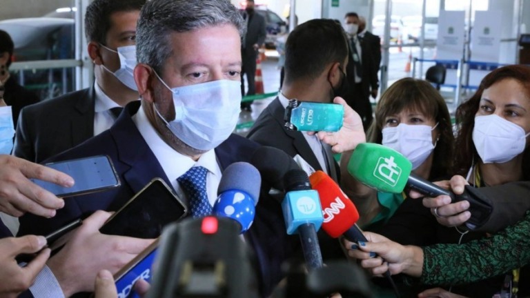Lira defende congelar ICMS em preço de combustível