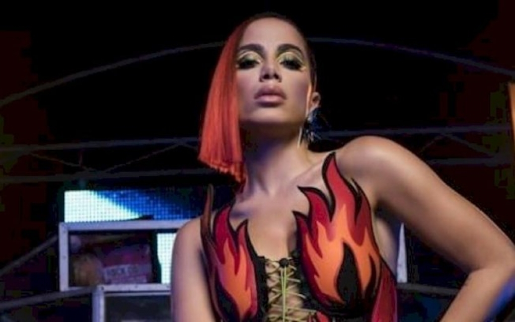 Anitta dá beijo triplo em trio elétrico em Natal Anitta dá beijo triplo em trio elétrico em Natal