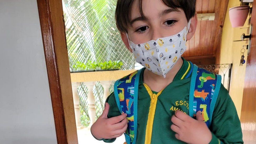 Hélio indo à escola