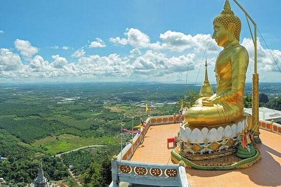 Tiger Cave Temple é templo budista que abriga cavernas com impressões de pata de tigre e Buda de ouro gigante. Foto: TripAdvisor/Reprodução