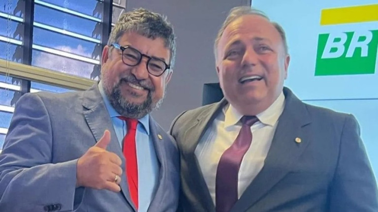 Gleisi desaprova foto de petista com Pazuello: "Tudo tem limites"