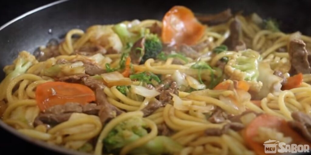 Tem macarrão sobrando em casa? Aprenda a fazer yakissoba e não desperdice mais nada!