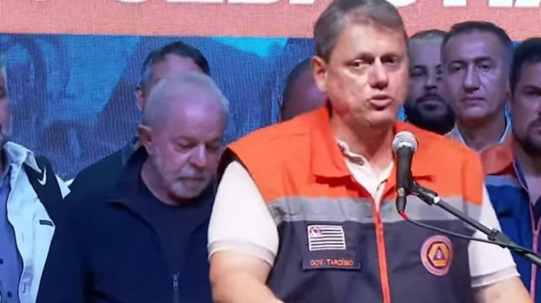 Para agilizar respostas, Tarcísio transfere gabinete para o litoral