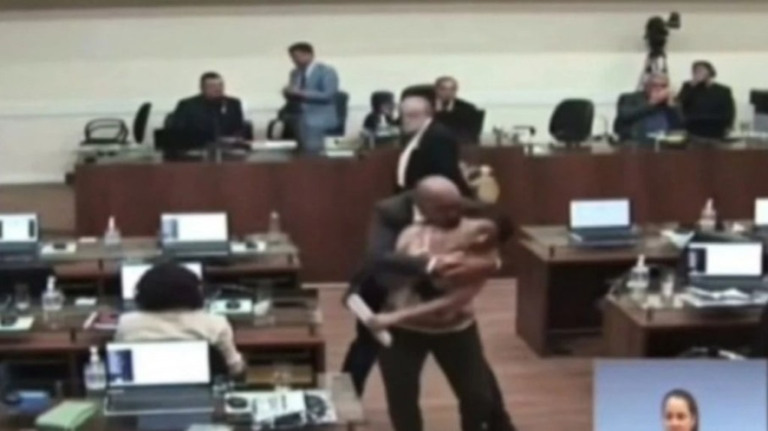 Vereador pode ser cassado por agarrar colega à força durante sessão