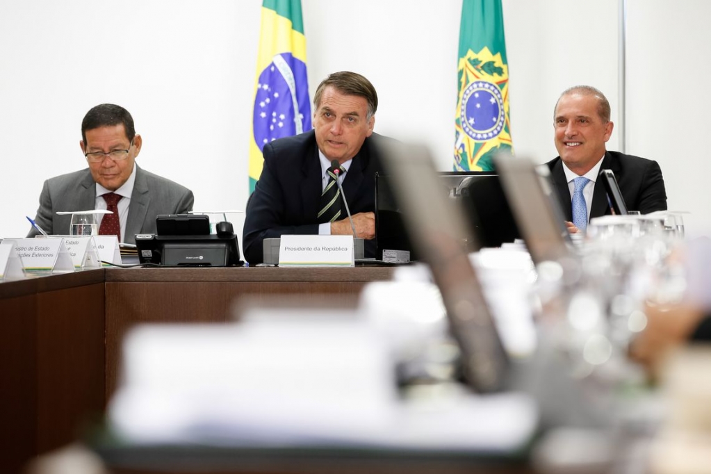 Bolsonaro assina decreto para flexibilizar posse de armas