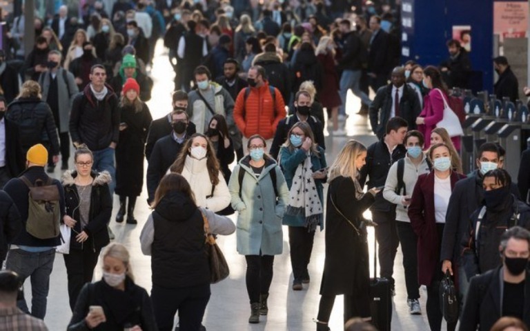 Inglaterra prepara fim de restrições e plano para 'conviver com covid'