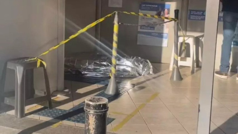 Reprodução Homem teve mal súbito e foi coberto por manta em lotérica, no interior de SP