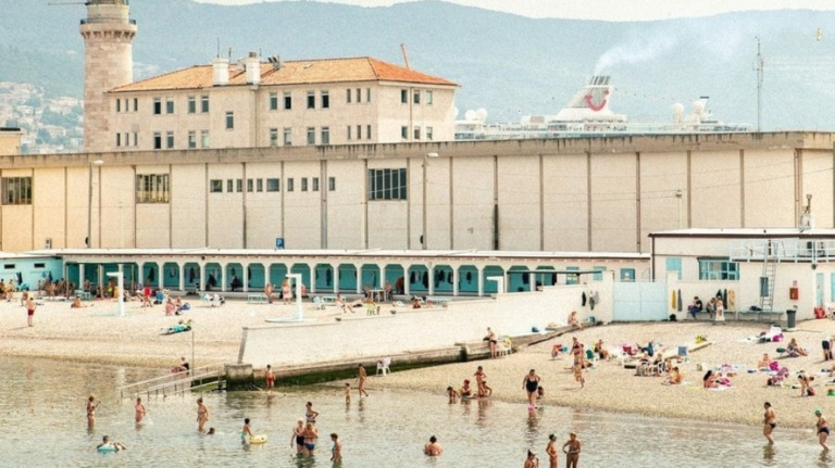 Itália reabre praia que usa muro para separar homens e mulheres