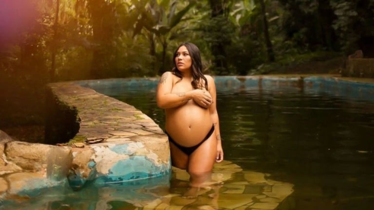 Grávida, filha de Zeca Pagodinho posa de topless e exibe barrigão