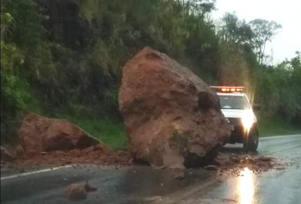 Deslizamento de pedra interdita pista na SP-333;  região terá mais chuva