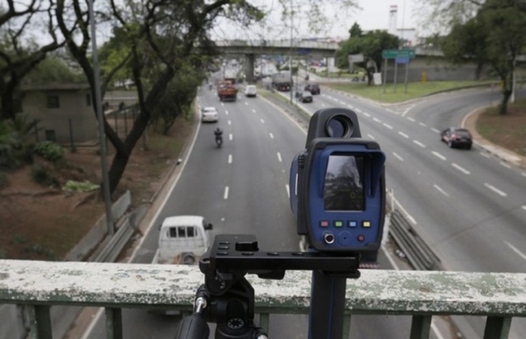 Entra em vigor proibição de radares escondidos; confira as novas regras