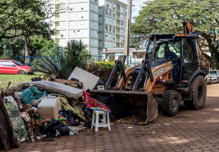Porto Alegre (RS), 18/05/2024 – CHUVAS RS- LIXO -  Com a redução do nível do água, no bairro Menino Deus, em Porto Alegre, os trabalhos de limpeza começaram para a retirada de lama, lixo e entulho das ruas.. Foto: Rafa Neddermeyer/Agência Brasil