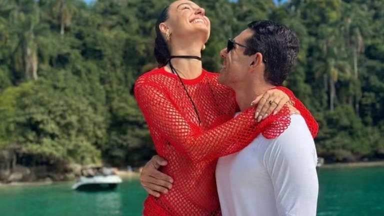 Após ficarem noivos, Isis Valverde e Marcus Buaiz curtem dia de sol: ‘Eu, ele, o mar’