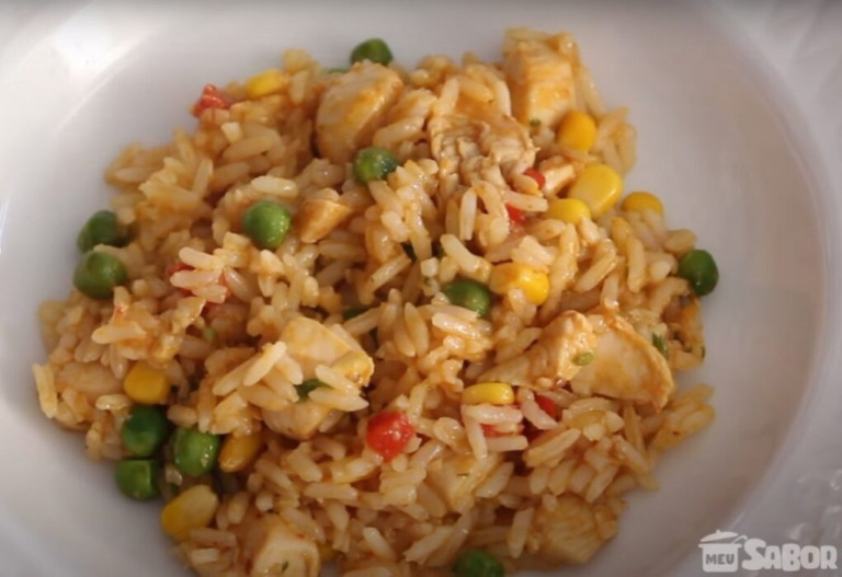 Aprenda a fazer um deliciosa Galinhada com arroz já cozido, receita rápida, prática, e deliciosa