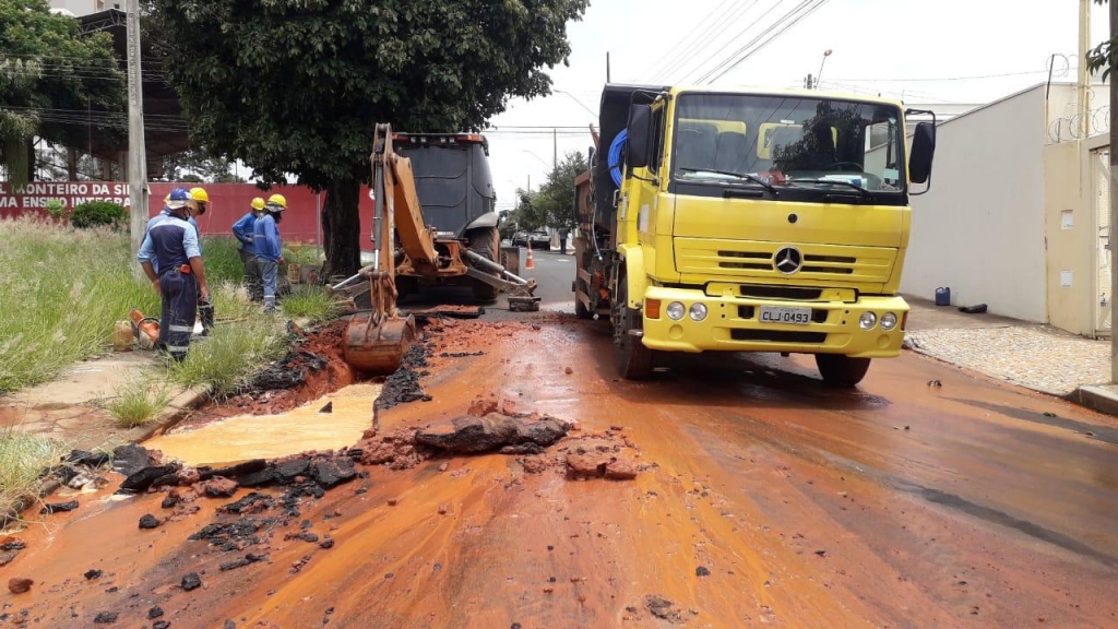 Adutora quebra e bairros podem ficar sem água na zona oeste