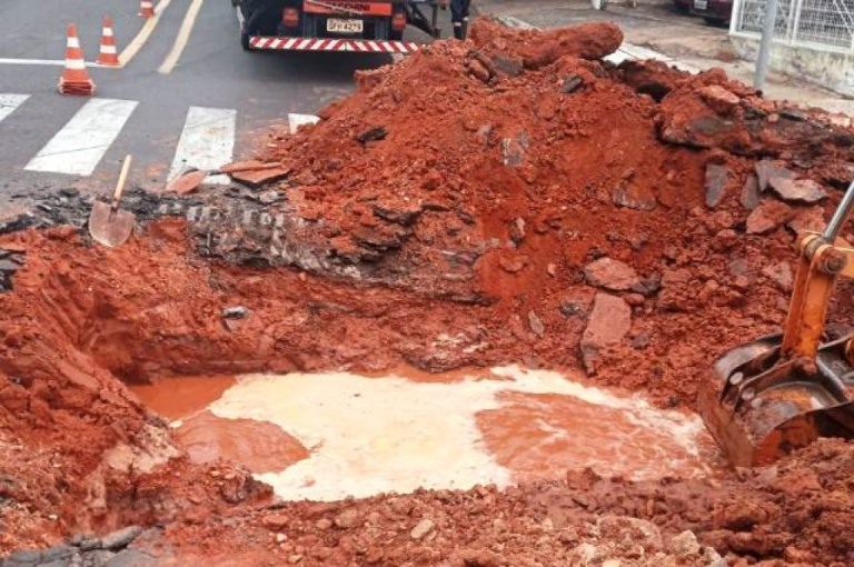 Rede quebra e pode faltar água em bairros da zona oeste de Marília