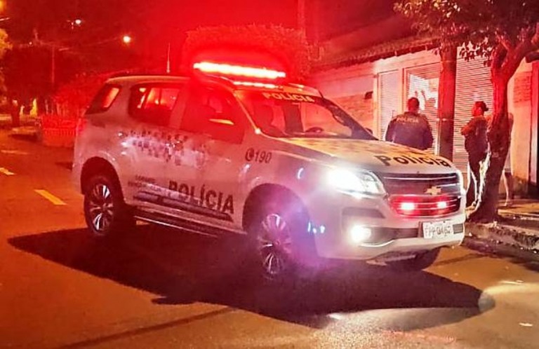 Homem é preso depois de manter mulher como refém com faca em Marília