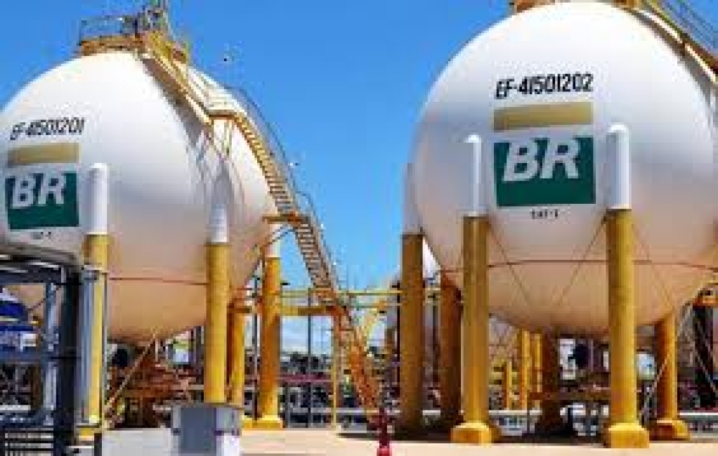 Petrobras anuncia redução de 15% para gasolina nas refinarias