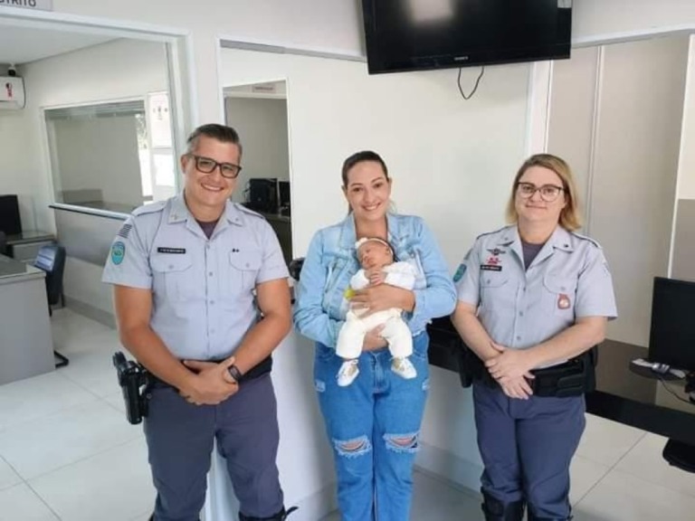 Tenente Márcio; Regiane com Layla e a cabo renata na base da Polícia Rodoviária