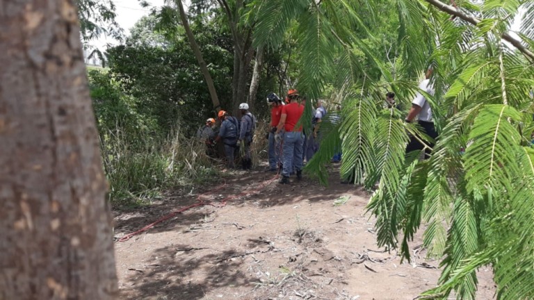 Bombeiros resgatam rapaz morto em vale de Marília; queda seria acidente